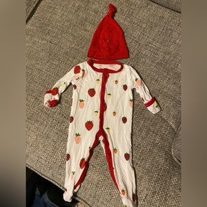 KYTE BABY footie in Strawberry, size NEWBORN with KYTE BABY newborn hat
